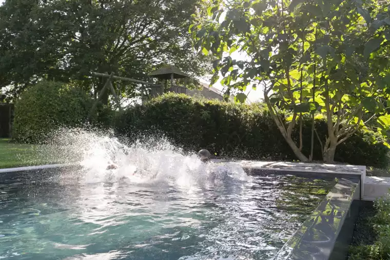 Hybride zwembad met infinityrand bij poolhouse in eikenhout (39) - 