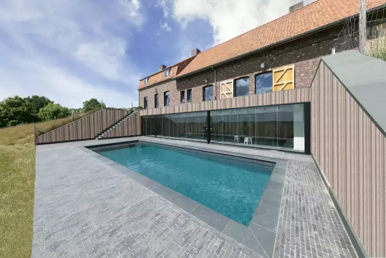 Zwembad bij oude hoeve met natuursteen omranding en kleiklinkers te Heuvelland (4) - 