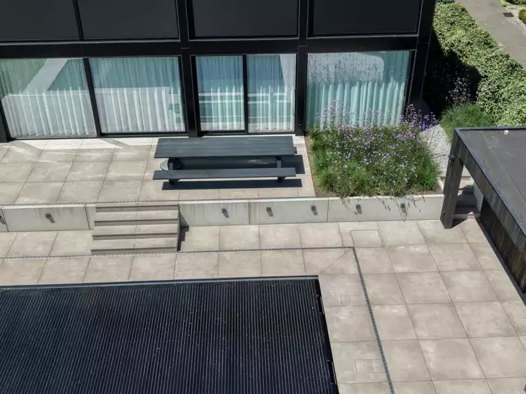 Monoblock bij moderne, strak vormgegeven loungetuin te Westende (21) -  - Zwembaden