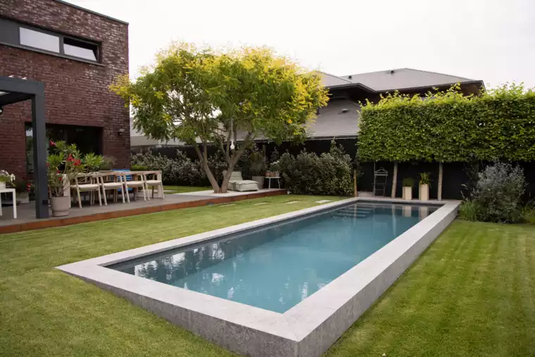 Moderne wellnesstuin te Poperinge (6) -  - Zwembaden