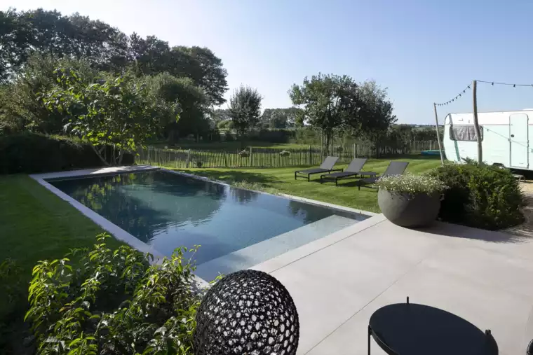 Hybride zwembad met infinityrand bij poolhouse in eikenhout (56) - 