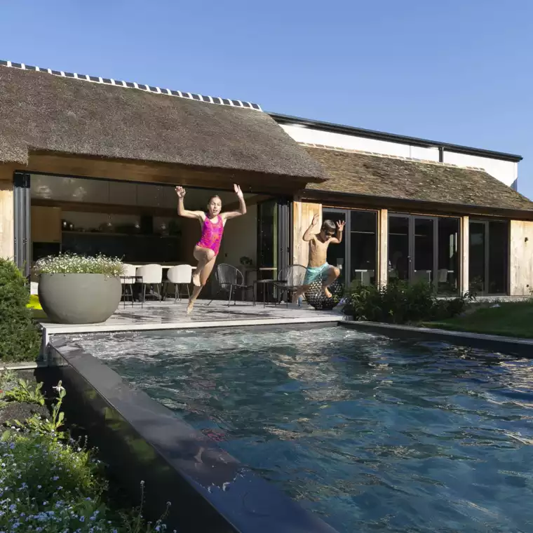 Hybride zwembad met infinityrand bij poolhouse in eikenhout (42) - 