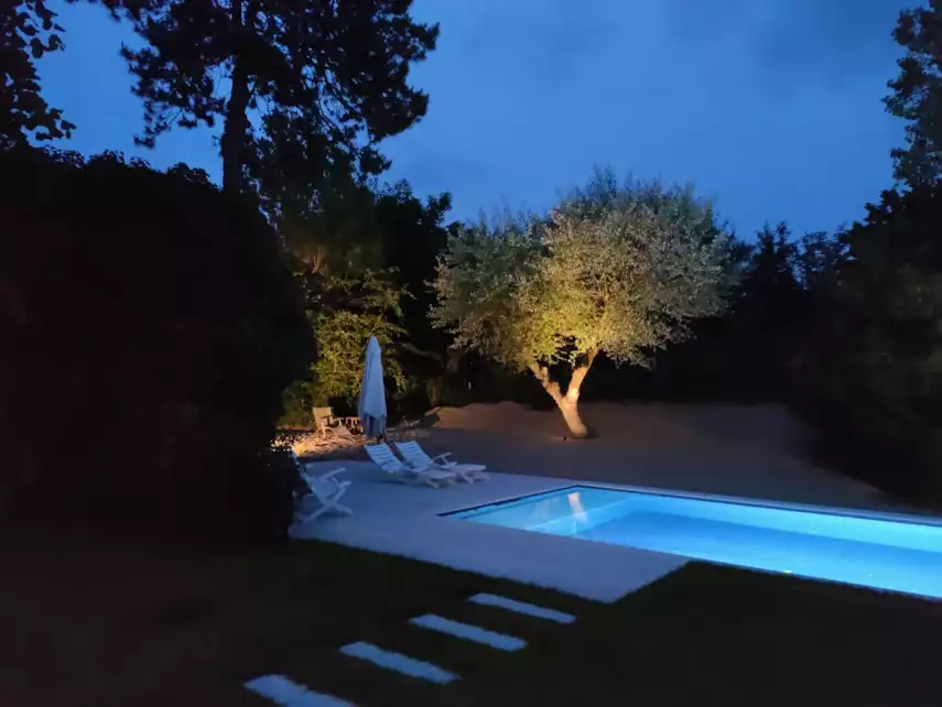 Elegant zwembad en sfeervolle tuin aan de kust-Elegant zwembad en sfeervolle tuin aan de kust